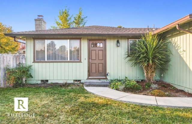 Newly Updated 3 Bed / 2 Bath Home in East Medford with Large Fenced Backyard! Gallery 4