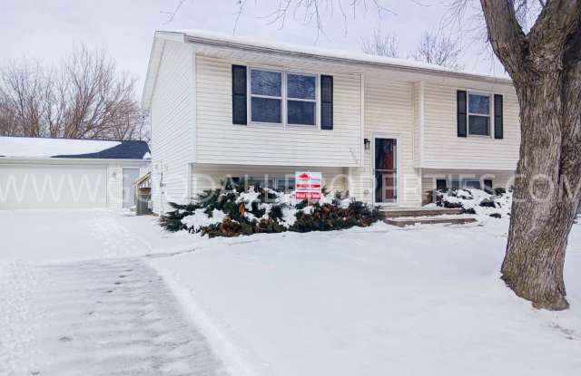 4 Bedroom 2 Bathroom Home in Altoona - 2405 3rd Street Southwest, Altoona, IA 50009