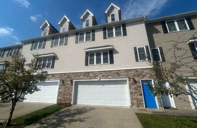 3 Bedroom, 3.5 Bathroom Townhome - Close to Med Center - Available 11/02/2026 Gallery 1