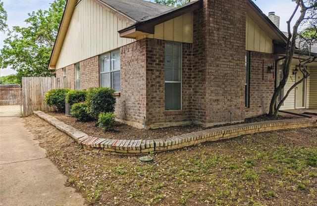 3013 Clover Lane - 3013 Clover Lane, Euless, TX 76039