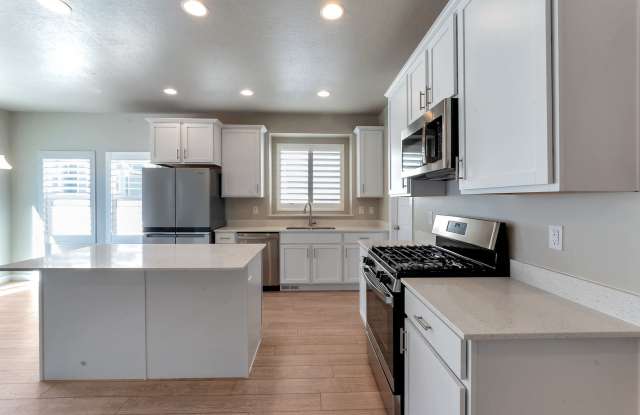 SPOTLESS LOW MAINTENANCE LEHI HOUSE - LANDSCAPING & SNOW REMOVAL INCLUDED Gallery 4
