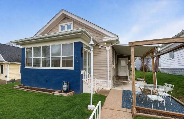 Spacious Single-Family Home w/Sunroom partially finished basment| Pet Friendly | Shaler photos photos