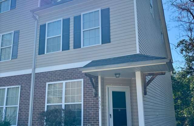 **PRICE IMPROVEMENT** 4694 Ernest Dr: 3BD, 2.5BA townhome on level lot in convenient location. Close to Jackson Hartsfield Airport and Clayton State University. AVAILABLE NOW! photos photos