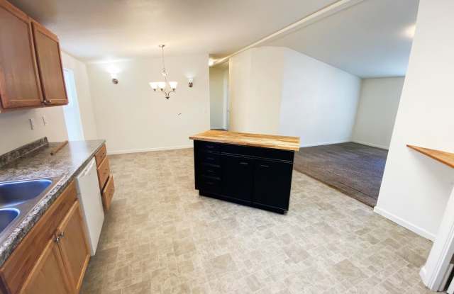 ~3 Bedroom 2 Bath Home w/Shop~ Gallery 4