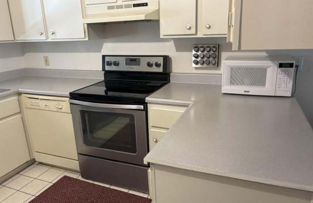 3bed condo w/ covered parking + storage room Gallery 4