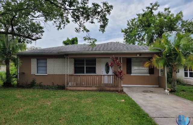 ADORABLE 3 Bedroom, 1 Bath  Block House with a fenced yard in Lakeland *Available Now* photos photos