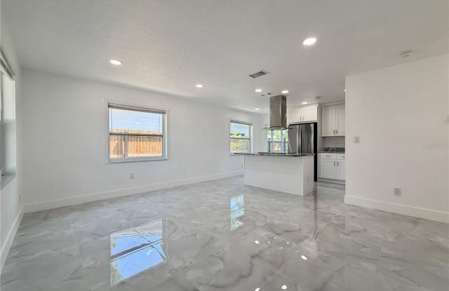 166 SW LINCOLN Circle N Gallery 2
