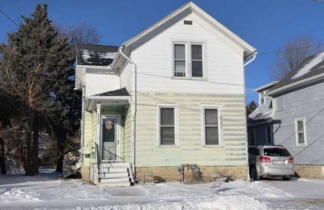 118 West 12th Avenue - Upper - 118 West 12th Avenue, Oshkosh, WI 54902