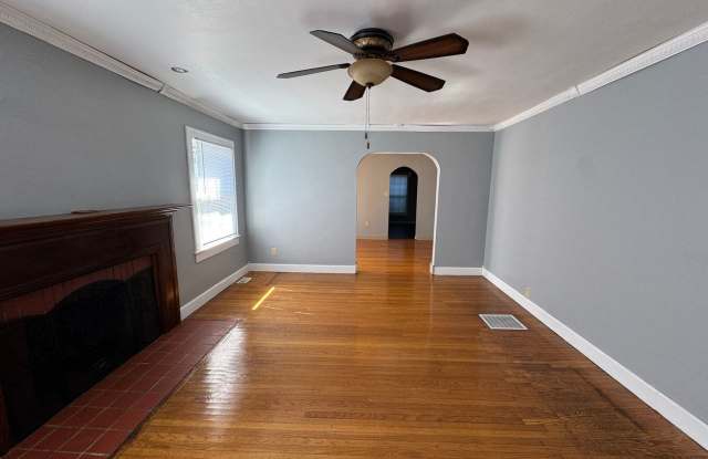 Tuxedo Park 2 Bed and 1 Bath Gallery 3