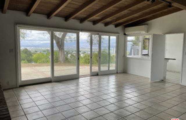 3327 Wonder View Plaza Gallery 2