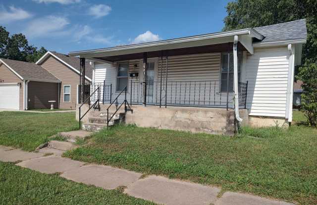 Charming 1-Bedroom Rental in the Heart of Webb City – Bonus Room Included! photos photos