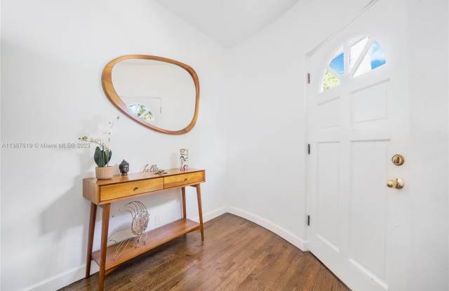 1644 Tigertail Ave Gallery 4