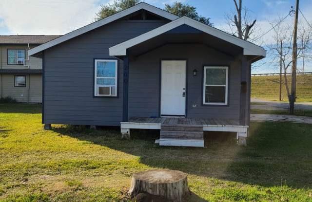 2/1 Available Now photos photos