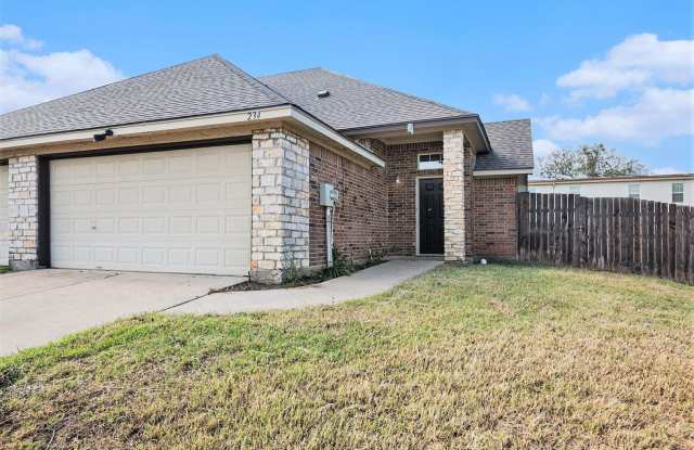 Discover your new home in this spacious 3-bedroom, 2-bath duplex located in the charming city of Weatherford, TX. photos photos