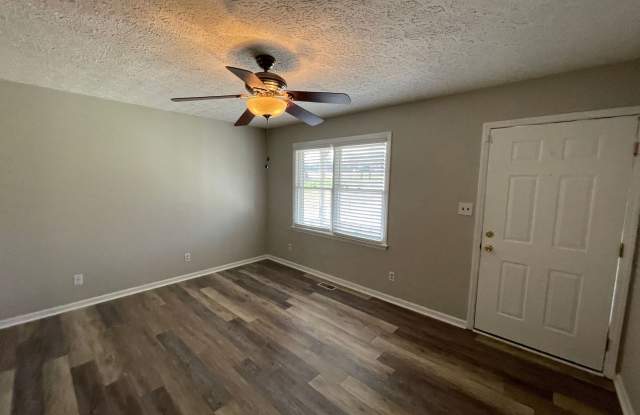 3 bedroom 1 bathroom house available.   Pet friendly! Gallery 3