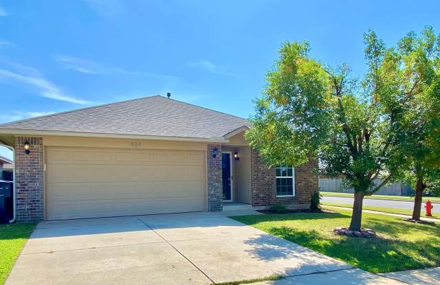 Great 4 Bed, 2 Bath Home in Mustang Schools Gallery 1
