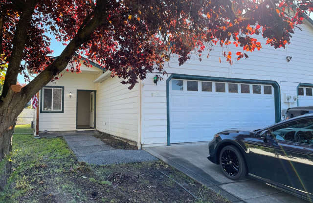 Very Nice 3 Bedroom 2 Bath Duplex-Located the the friendly Town of Central Point - 572 Mountain View Drive, Central Point, OR 97502