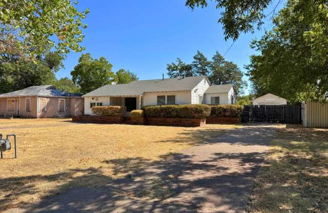 2 Bed 1 Bath With Character In Ray Massie! Gallery 4