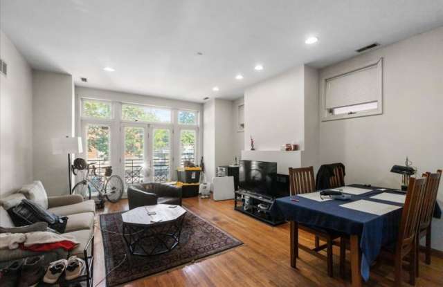 2338 N Greenview Gallery 1