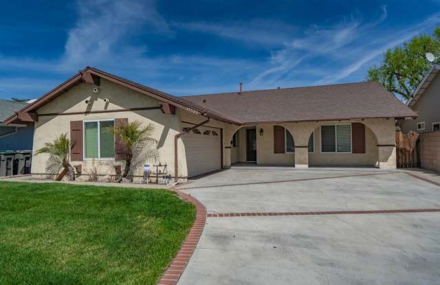 Single Story 3 Bedroom Home for Rent in Canyon Country! photos photos