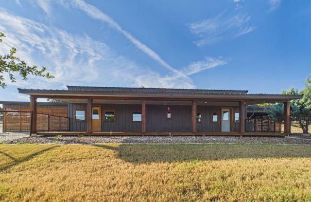 Spacious 2 Bedroom Home with Large Kitchen, Office & 18 Acres Gallery 1