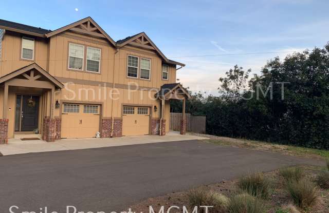 A beautiful 3 bedrooms and 2.5 bathrooms townhouse located in Milwaukie city. Gallery 1