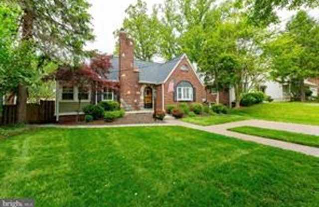 BEAUTIULLY RENOVATED CAPE CODE, REFINISHED HARDWOOD FLOORS ON TWO LEVELS, Gallery 3