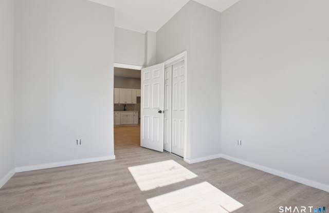 215 Bank Street Gallery 4