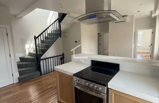 Charming 3 Bedroom- No Broker Fee Gallery 4