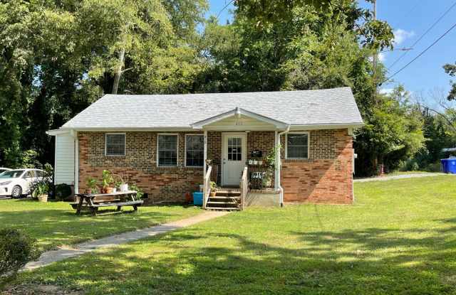 Walk to Campus & downtown from Whitaker St.- Updated 3br house w/ parking near UNC Gallery 3