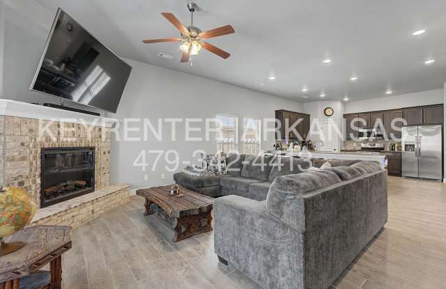 Modern 3BR/2BA Home with Luxury Master Suite & High‑Ceiling Living Space Gallery 4
