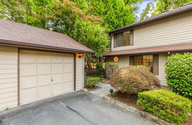 3BD 2BA Townhouse - 1 Car Detached Garage Gallery 1