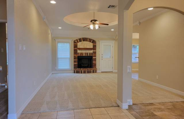 EVERGREEEN ESTATES WITH 2 MASTER SUITES! Gallery 4