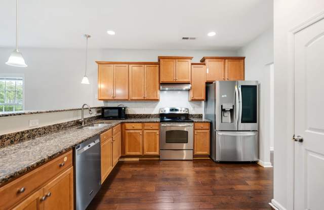 Gorgeous 5 bedroom home with loft + fully fenced yard! Gallery 4