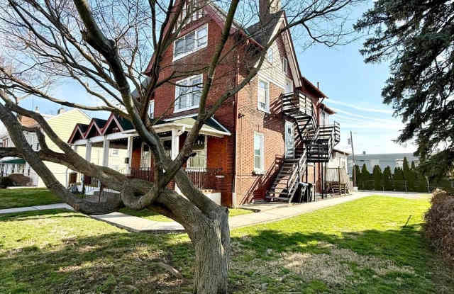 125 E 4TH Avenue unit: 2 photos photos