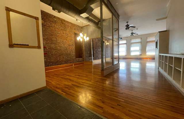 Studio-loft style downtown apartment! 1 bath, 1400 sqft! 313 Park Central E, Unit 201 in Springfield MO. - 313 Park Central East, Springfield, MO 65806