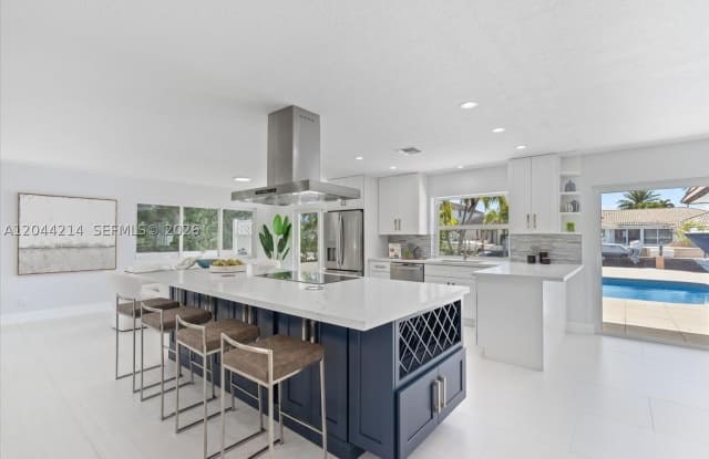 2471 NE 46th St photos photos