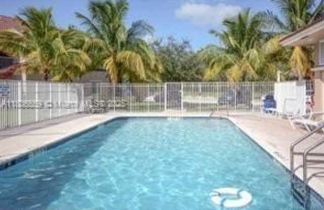 1049 Golden Lakes Blvd photos photos