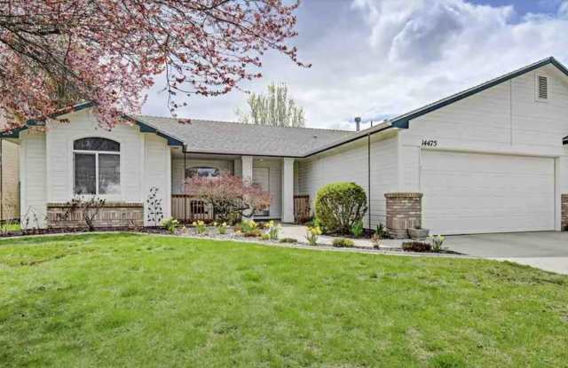 Bristol Heights Beauty: Single-Level 3-Car Garage Home with Private Backyard Gallery 3