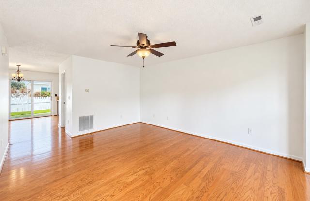 Townhouse for rent in Liberty Square Gallery 4
