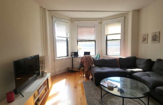 Large 3 bed 2 bath unit in the heart of Beacon Hill! photos photos
