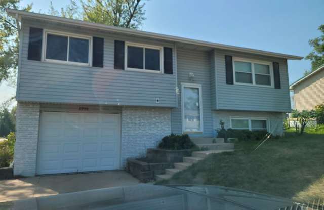 Marion 3 bedroom 1 bath additional family room, new carpet & Appliances, 1 stall garage, fenced yard! photos photos