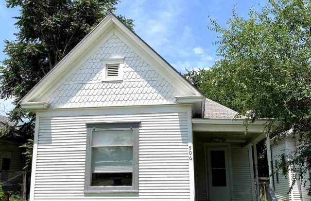 2 Bed 1 Bath Home - 506 East 3rd Avenue, Hutchinson, KS 67501