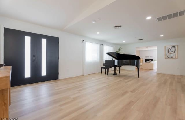 2106 W Oakey Boulevard Gallery 4