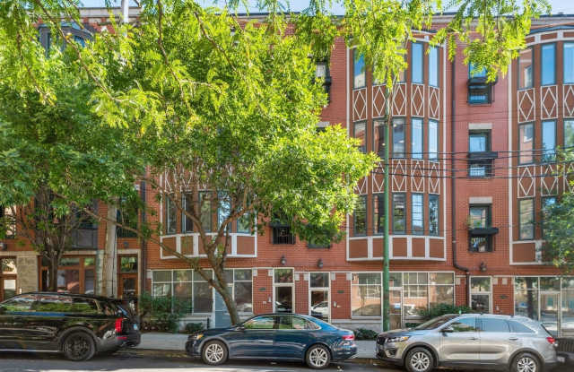 821 W Superior Street unit: 3 photos photos