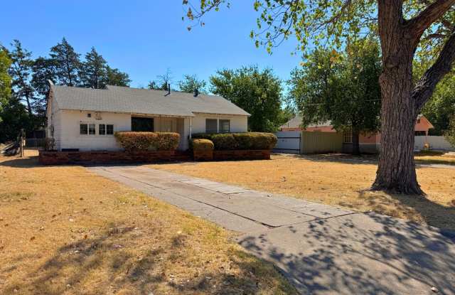 2 Bed 1 Bath With Character In Ray Massie! Gallery 3