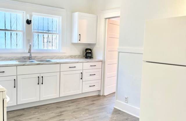 HUGE! Beautiful 1 Bedroom + 1 Bath + PATIO in charming neighborhood. Gallery 4