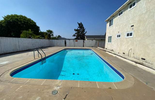 HUGE House with Pool!! Prime location (Lease out, pending signatures. Check back in a few days!) Gallery 3
