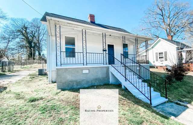 Charming Cottage Living in the Heart of Clinton photos photos