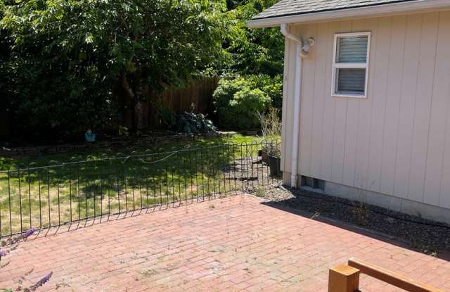 Charming Three Bedroom Pet Friendly Home in Lebanon Or! photos photos